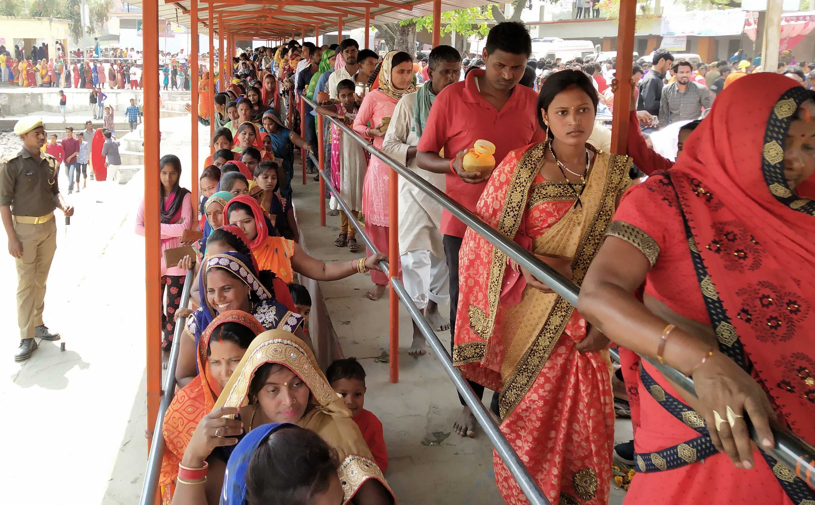 महाशिवरात्रि पर्व के मौके त्रिलोचन महादेव मंदिर में जल चढ़ाने के लिए कतार में खड़े श्रद्धालु। स? महाशिवरात्रि पर्व के मौके त्रिलोचन महादेव मंदिर में जल चढ़ाने के लिए कतार में खड़े श्रद्धालु। स?