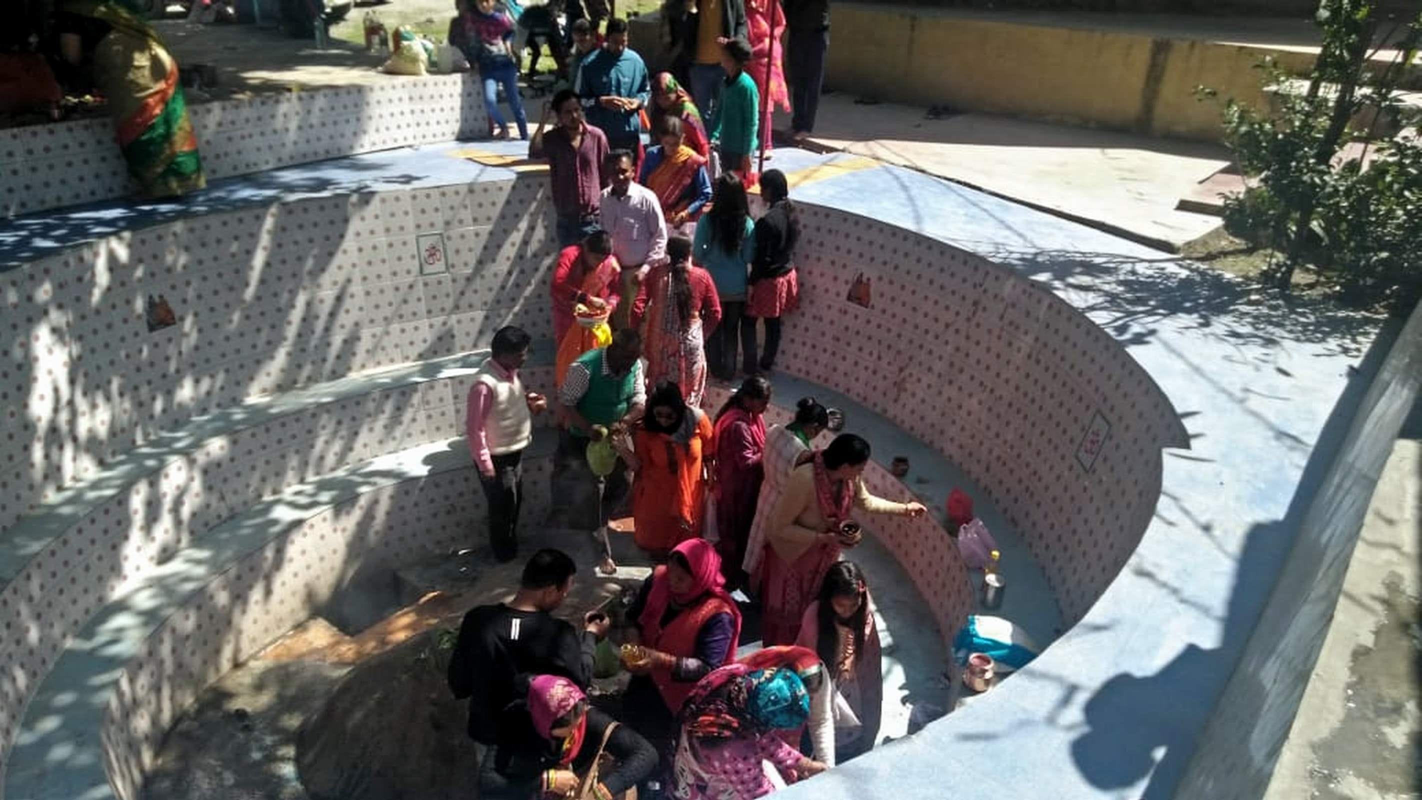 चिन्यालीसौड़ के गंगेश्वर धाम में जलाभिषेक के लिए उमड़ी श्रद्धालुओं की भीड़। चिन्यालीसौड़ के गंगेश्वर धाम में जलाभिषेक के लिए उमड़ी श्रद्धालुओं की भीड़।
