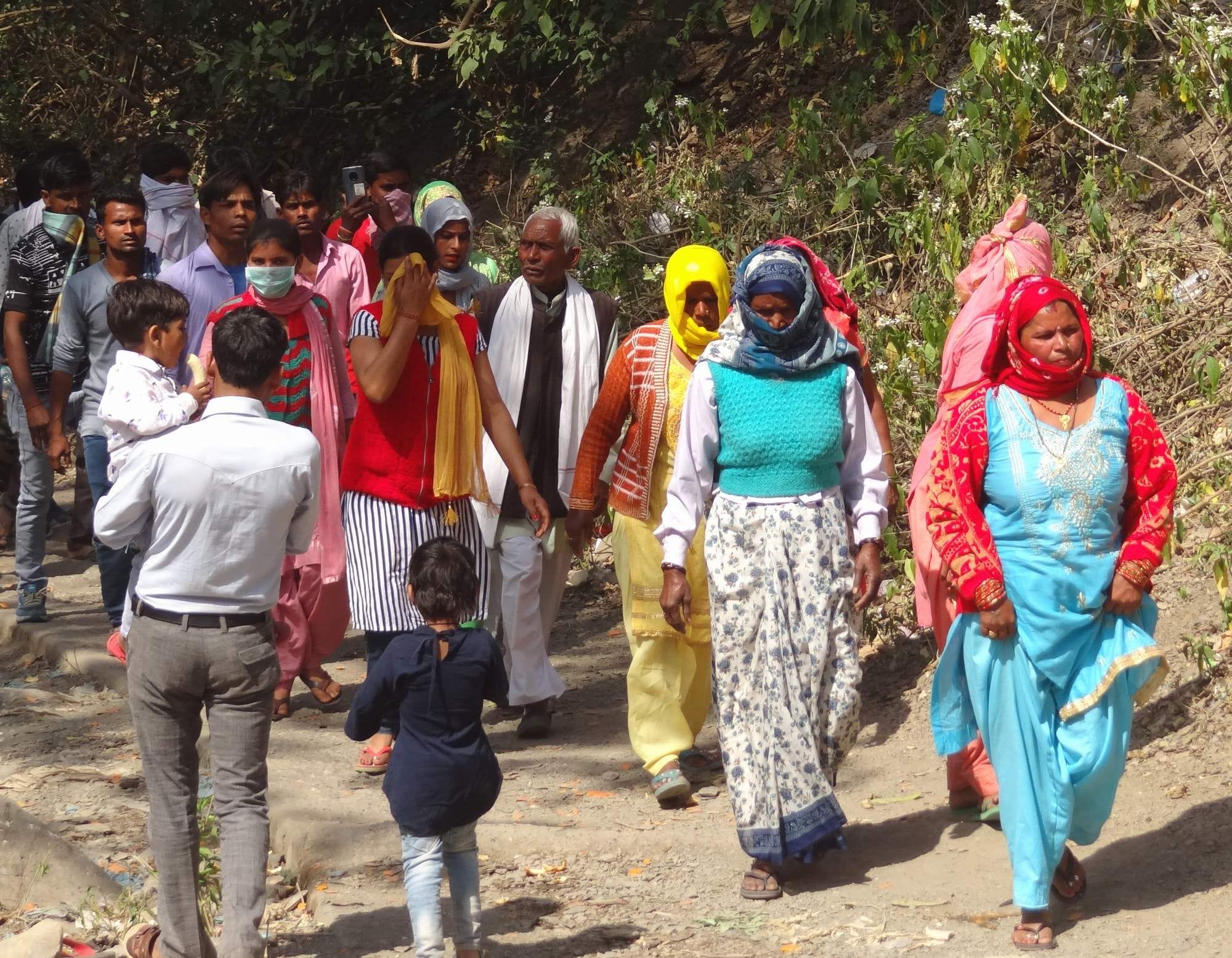 नीलकंठ महादेव मंदिर में जलाभिषेक के लिए जाते शिवभक्त। नीलकंठ महादेव मंदिर में जलाभिषेक के लिए जाते शिवभक्त।