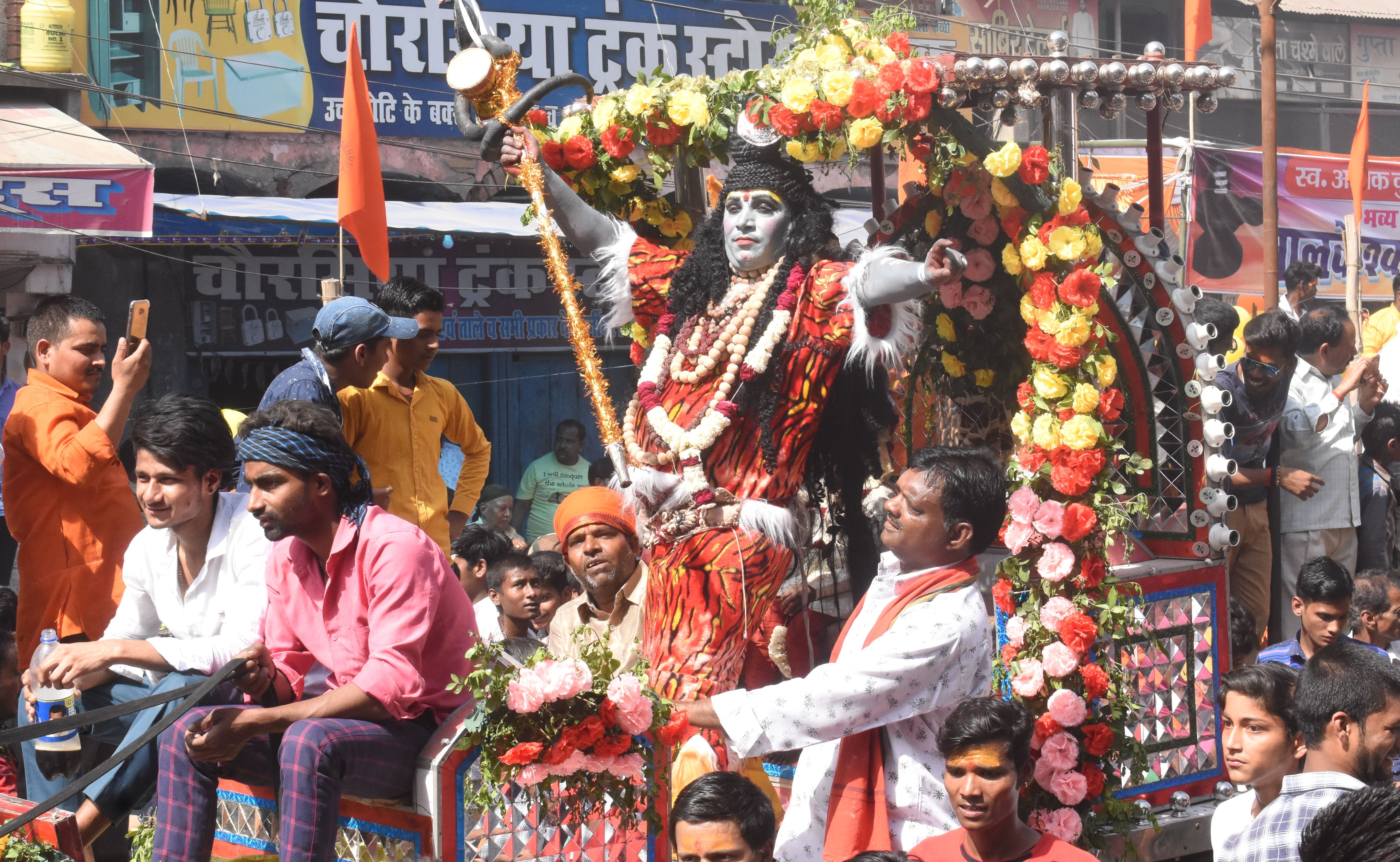 शोभायात्रा में शामिल भोलेनाथ की झांकी। शोभायात्रा में शामिल भोलेनाथ की झांकी।
