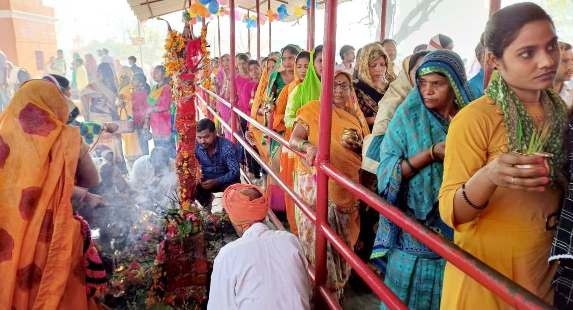 सुजानगंज के गौरीशंकर धाम पर जलाभिषेक करने के लिए कतार में खड़ी श्रद्धालु महिलाएं। संवाद सुजानगंज के गौरीशंकर धाम पर जलाभिषेक करने के लिए कतार में खड़ी श्रद्धालु महिलाएं। संवाद