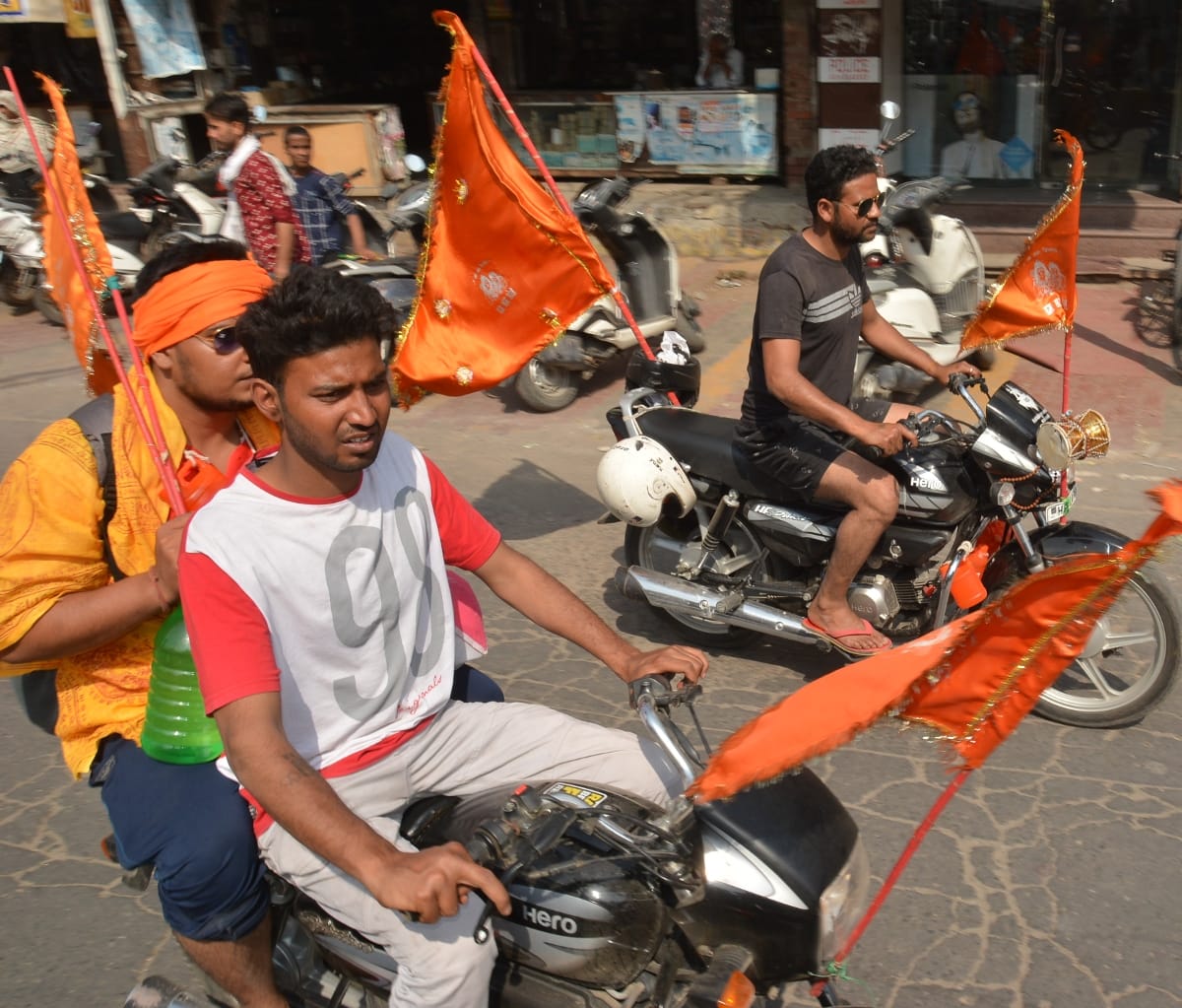नगर से डाक कावंड लेकर गुजरते कावडियां।
