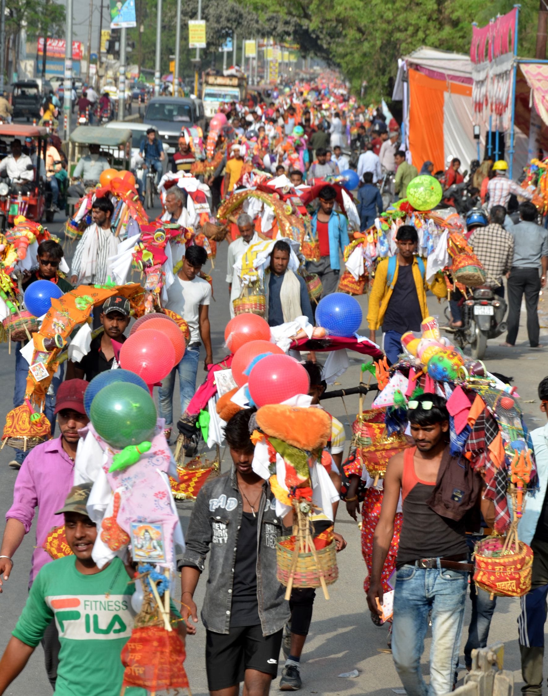 राजघाट से कांवड़ लेकर रामघाट रोड पर जाता कांवड़ियों का जत्था। राजघाट से कांवड़ लेकर रामघाट रोड पर जाता कांवड़ियों का जत्था।