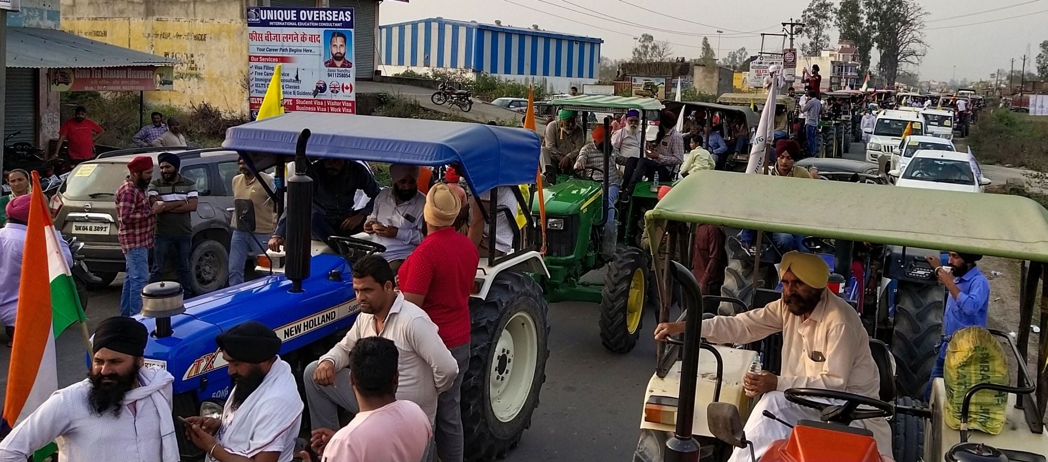सितारगंज में ट्रैक्टर लेकर पहुंचे जागृति यात्रा में पहुंचे किसान। सितारगंज में ट्रैक्टर लेकर पहुंचे जागृति यात्रा में पहुंचे किसान।