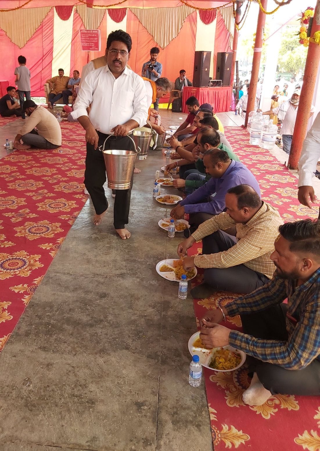 कोशीपुर में लंगर में प्रसाद ग्रहण करते कांवड़िये। कोशीपुर में लंगर में प्रसाद ग्रहण करते कांवड़िये।