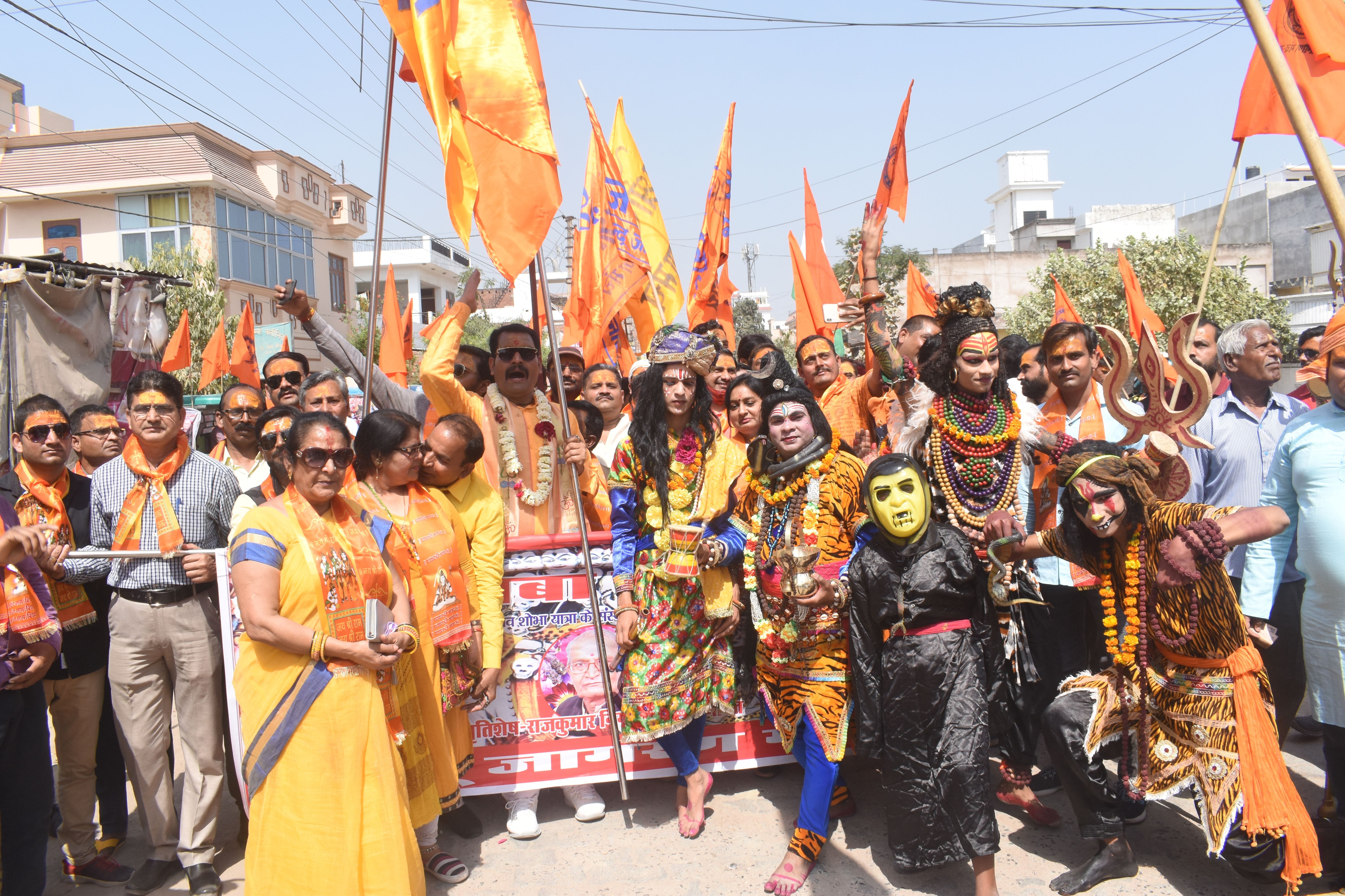 वृंदावन गार्डेन से झांकी के साथ शोभायात्रा में शामिल होने जाते हिंदू जागरण मंच के पदाधिकारी। वृंदावन गार्डेन से झांकी के साथ शोभायात्रा में शामिल होने जाते हिंदू जागरण मंच के पदाधिकारी।