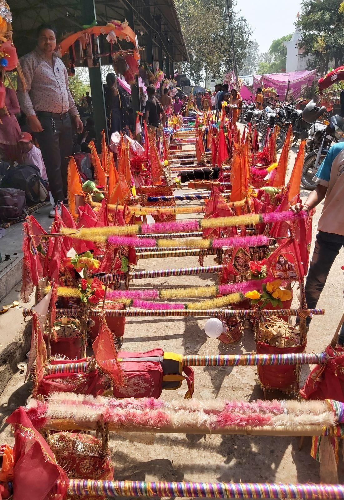 कॉवड़ियों द्वारा लाए गए कांवड़। कॉवड़ियों द्वारा लाए गए कांवड़।