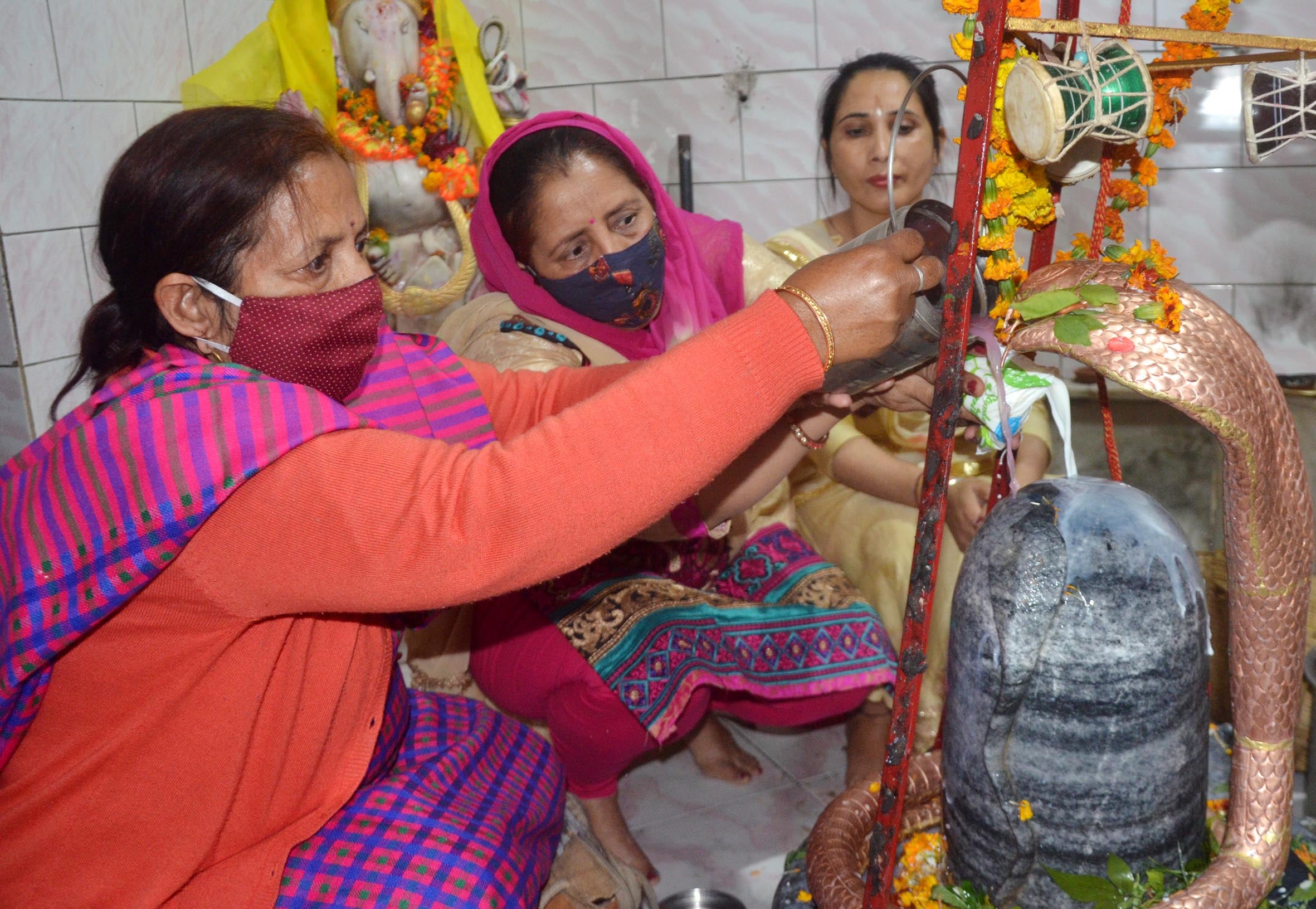हमीरपुर शिव मंदिर में पूजा करती महिलाएं।
