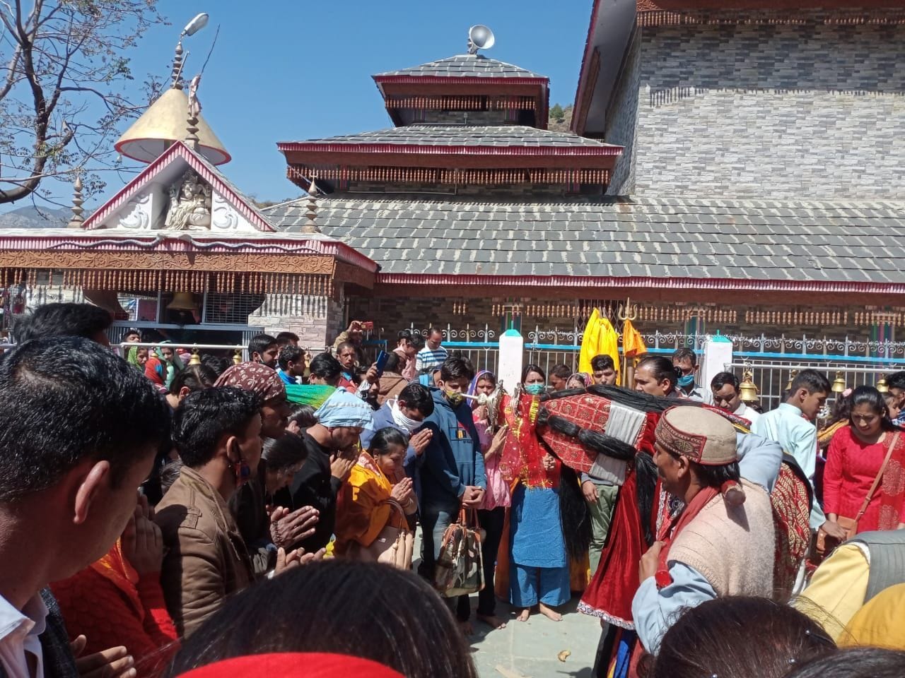 प्रतापनगर के ओणेश्वर मेले में देव डोलियों से आर्शीवाद लेते श्रद्घालु। प्रतापनगर के ओणेश्वर मेले में देव डोलियों से आर्शीवाद लेते श्रद्घालु।