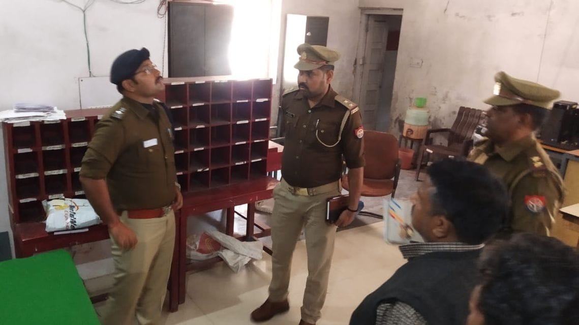 Thieves broke the lock of Bharwari Post Office and took away the vault full of money