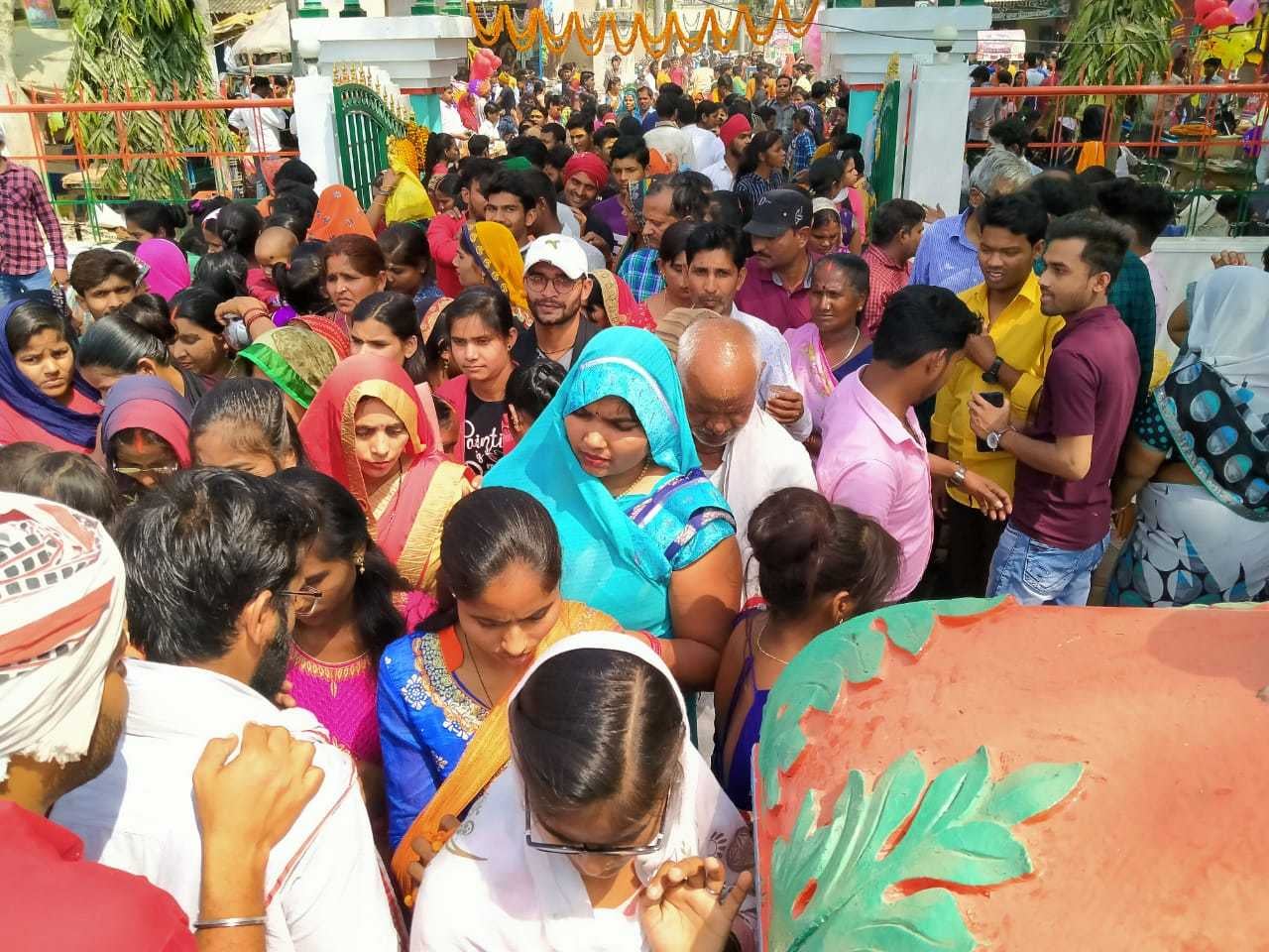 महाशिवरात्रि पर्व के मौके पर धर्मापुर के शिव मंदिर पर उमड़ी श्रद्धालुओं की भीड़। संवाद महाशिवरात्रि पर्व के मौके पर धर्मापुर के शिव मंदिर पर उमड़ी श्रद्धालुओं की भीड़। संवाद