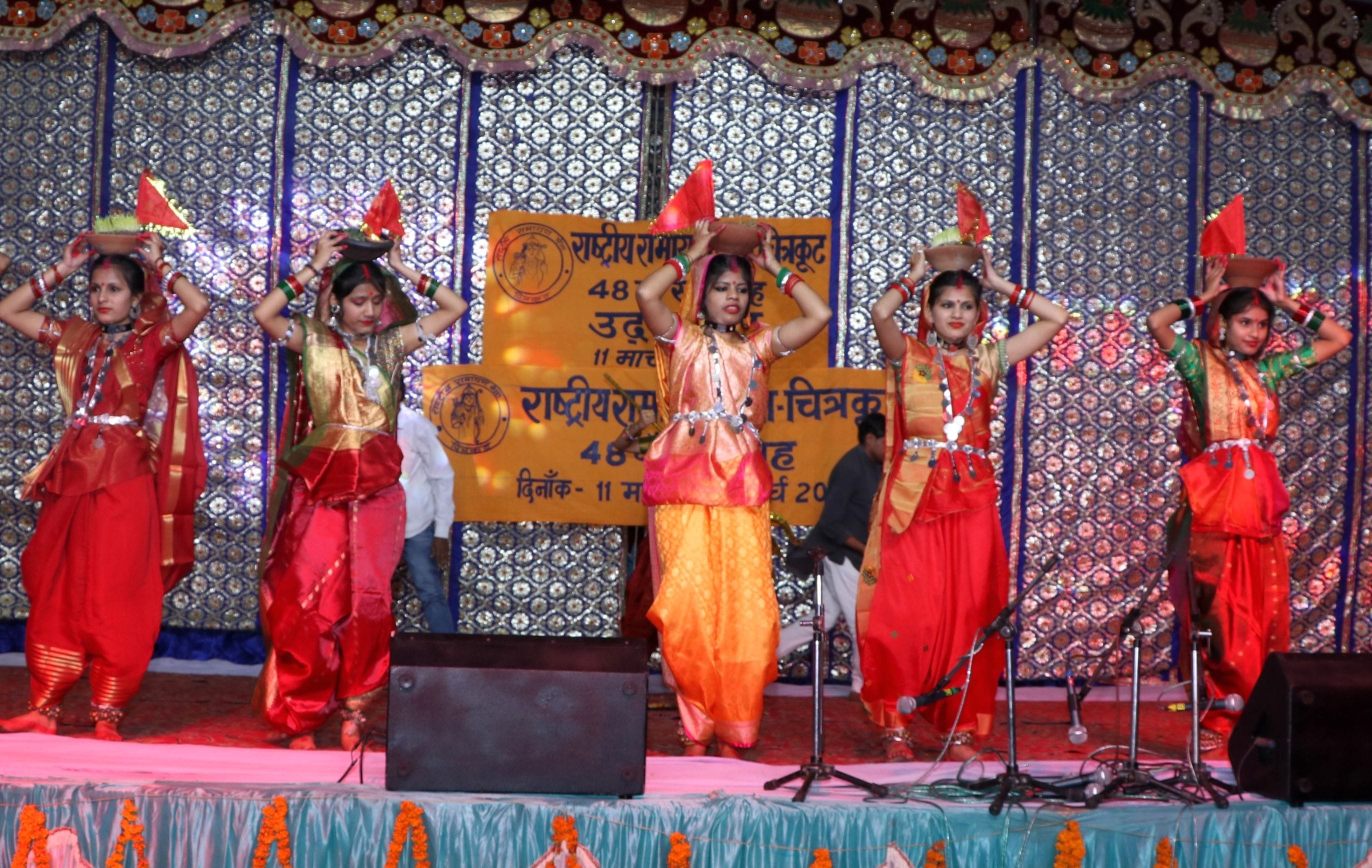 फोटो- 11- रामायण मेला में सांस्कृतिक कार्यक्रम प्रस्तुत करते कलाकार। संवाद