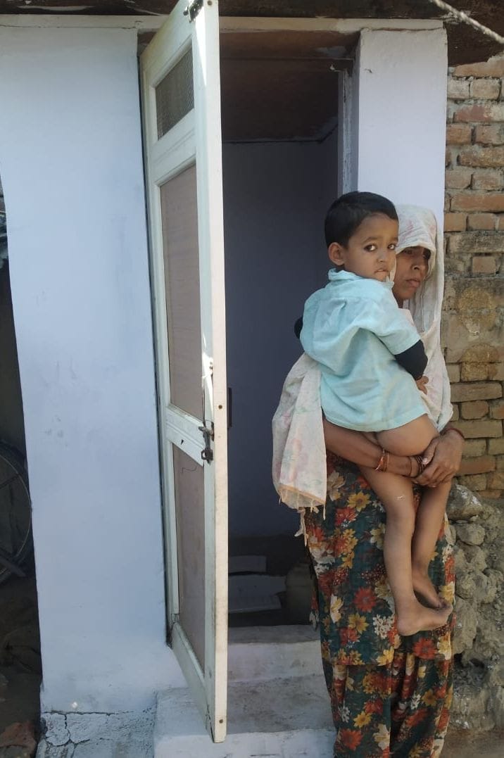 फोटो-15-मां तराना की गोद में फैजान अपने शौचालय से निकलता हुआ। संवाद फोटो-15-मां तराना की गोद में फैजान अपने शौचालय से निकलता हुआ। संवाद