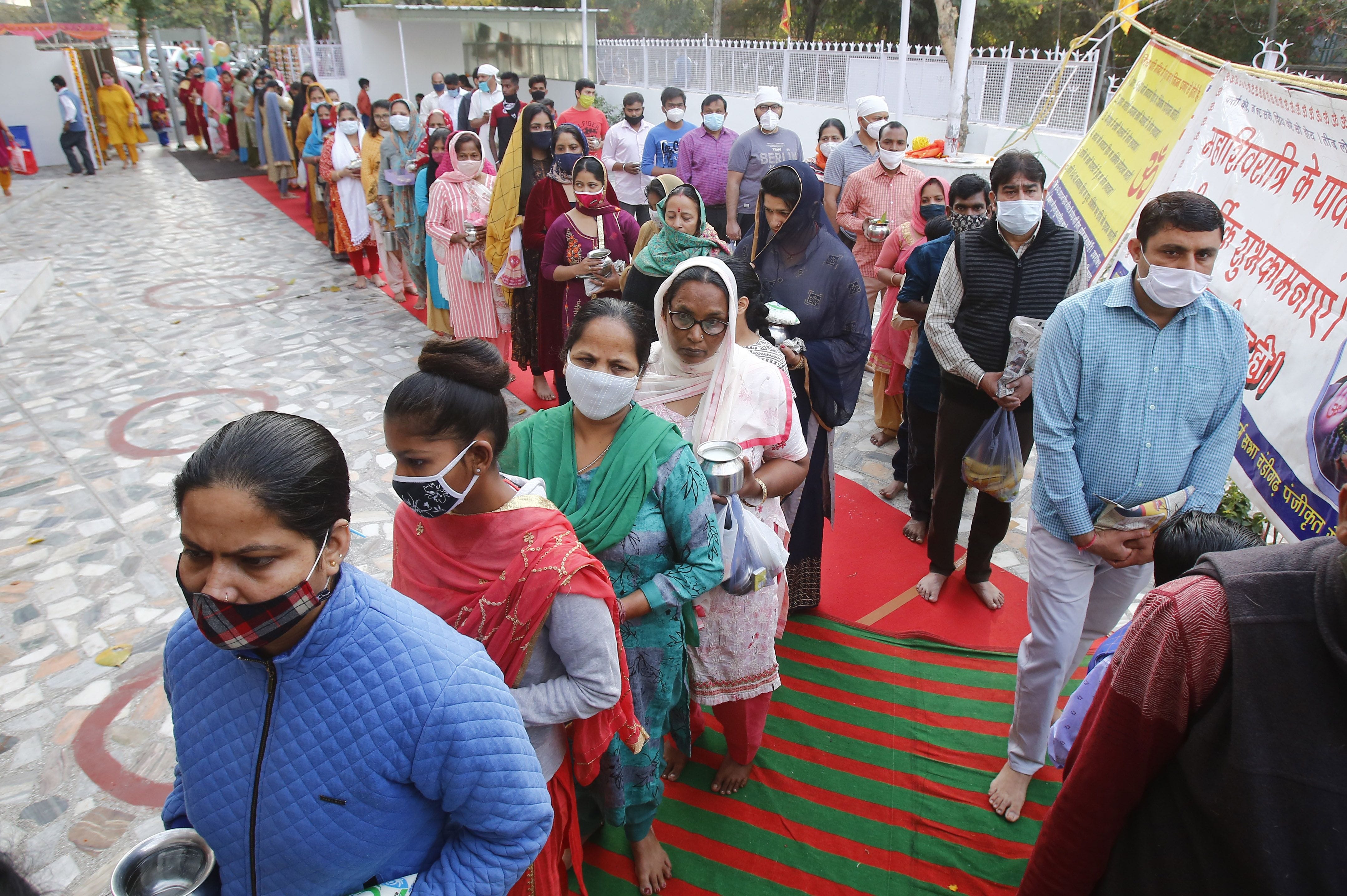 सेक्टर-24 के प्राचीन शिव मंदिर में माथा टेकने के लिए कतार में खड़े श्रद्धालु। सेक्टर-24 के प्राचीन शिव मंदिर में माथा टेकने के लिए कतार में खड़े श्रद्धालु।