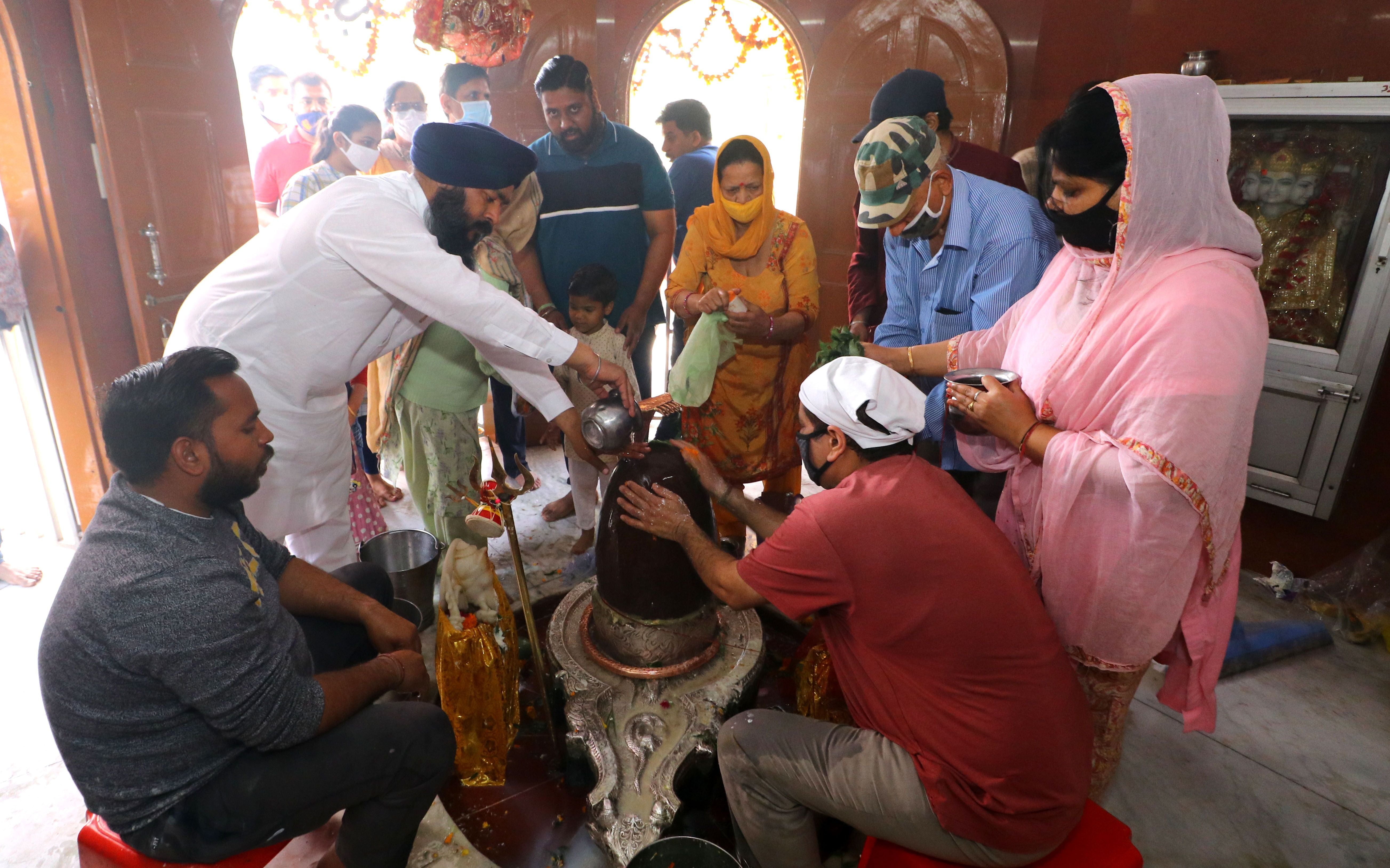 सेक्टर-42 के सनातन धर्म मंदिर में जलाभिषेक करते श्रद्धालु। सेक्टर-42 के सनातन धर्म मंदिर में जलाभिषेक करते श्रद्धालु।