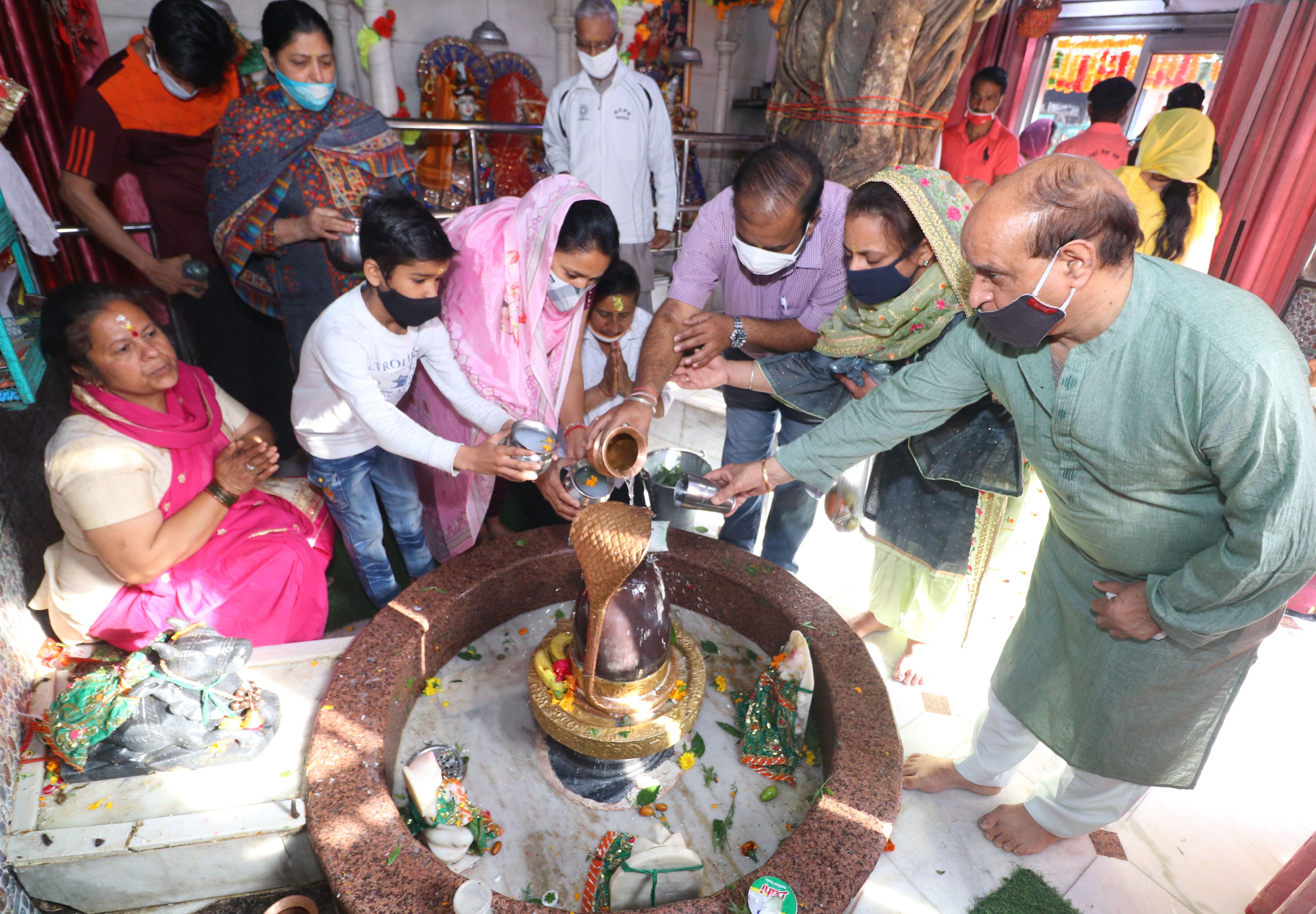 सेक्टर-45 के गौरीशंकर मंदिर में जल चढ़ाते श्रद्धालु। सेक्टर-45 के गौरीशंकर मंदिर में जल चढ़ाते श्रद्धालु।