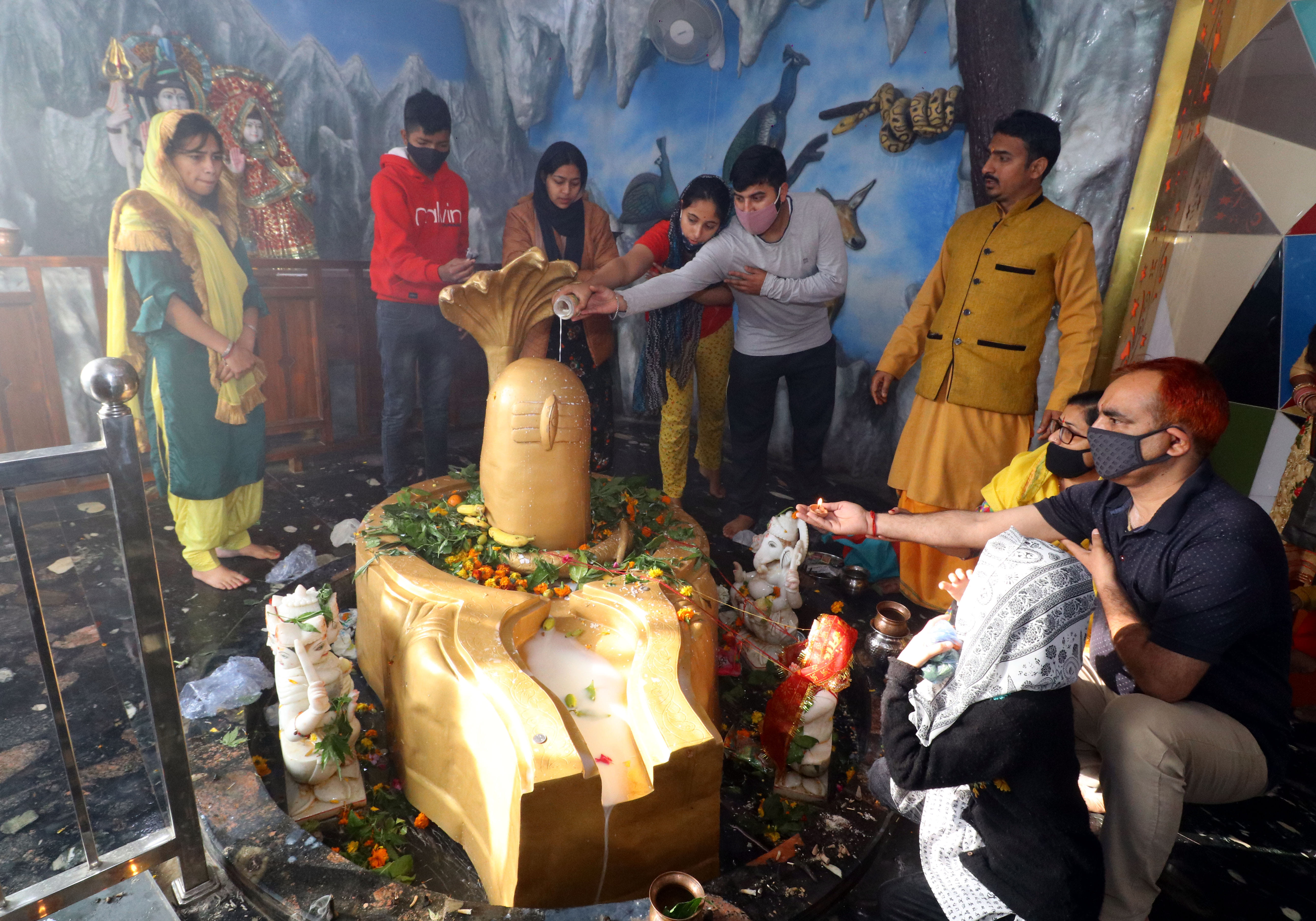 सेक्टर-53 में पूजा करते शिवभक्त। सेक्टर-53 में पूजा करते शिवभक्त।