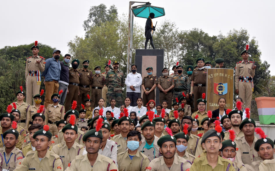स्वतंत्रता दिवस की 75 वी वर्षगांठ पर गांधी पार्क में भाग लेते मेरठ ग्रुप कमांडर ब्रिगेडियर अक्षय ?