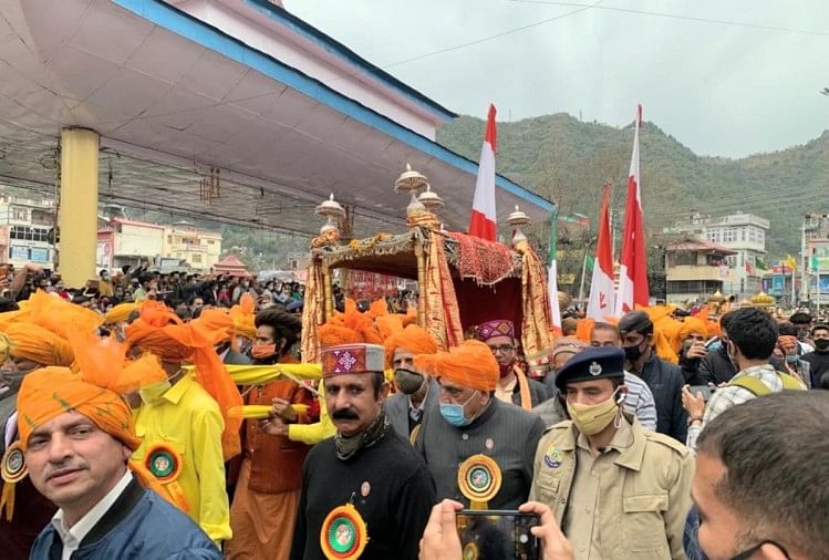 राजदेवता माधोराय की अगुवाई में शाही अंदाज में निकली जलेब।