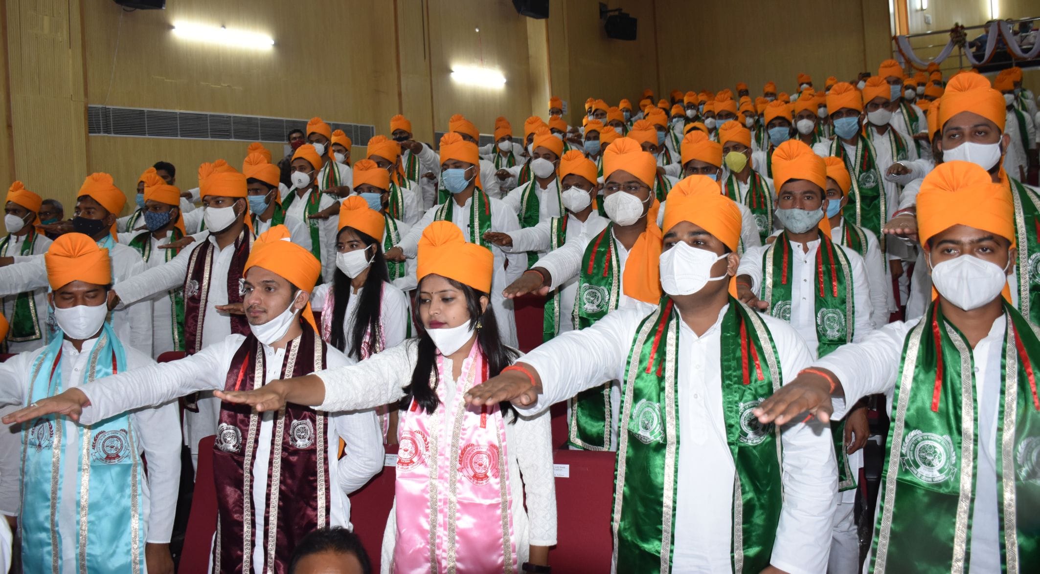 अयोध्या-आचार्य नरेंद्र देव क़ृषि विश्वविद्यालय में आयोजित दिक्षांत समारोह में शपथ लेते मेधावी ? अयोध्या-आचार्य नरेंद्र देव क़ृषि विश्वविद्यालय में आयोजित दिक्षांत समारोह में शपथ लेते मेधावी ?