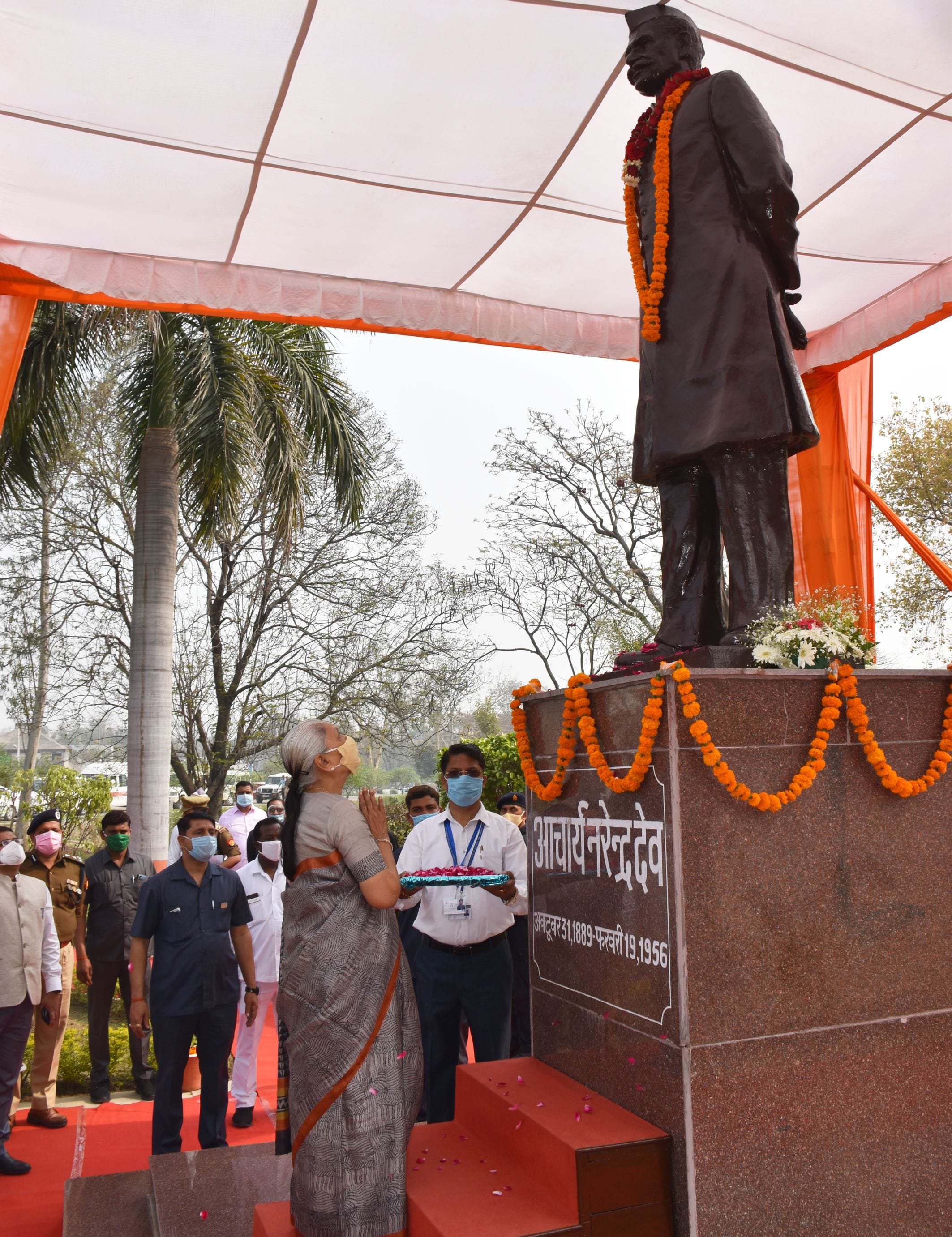 अयोध्या-आचार्य नरेंद्र देव क़ृषि विश्वविद्यालय में आचार्य नरेंद्र देव की प्रतिमा को नमन करतीं र अयोध्या-आचार्य नरेंद्र देव क़ृषि विश्वविद्यालय में आचार्य नरेंद्र देव की प्रतिमा को नमन करतीं र