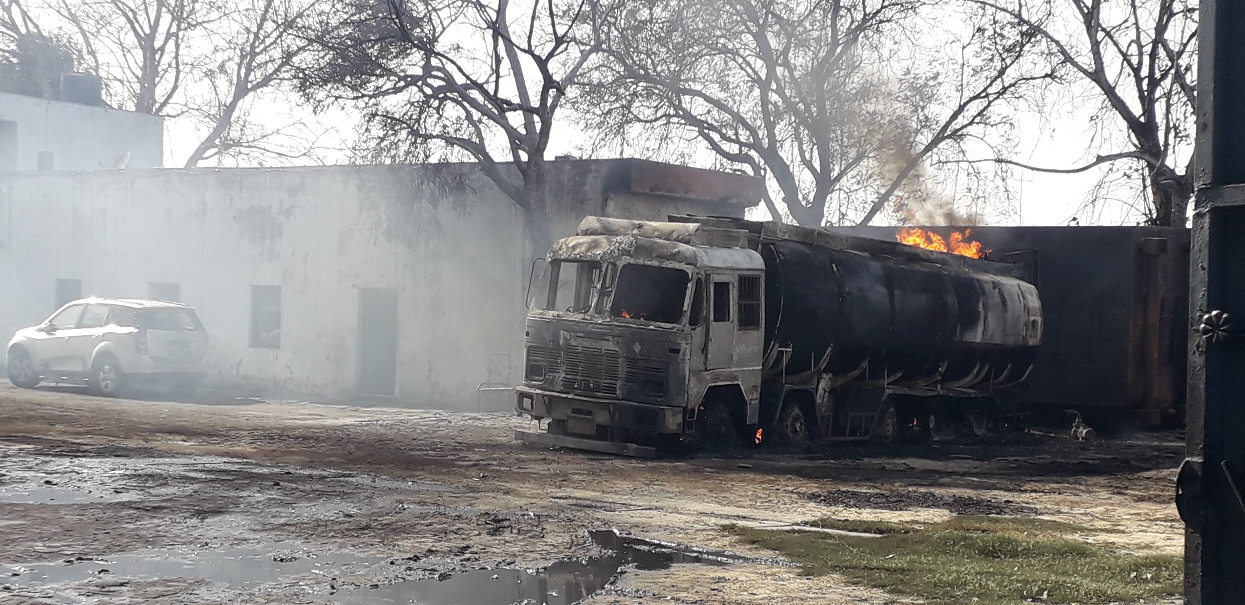 फैक्टरी के अंदर आग से जला टायर आयल लदा टैंकर। फैक्टरी के अंदर आग से जला टायर आयल लदा टैंकर।