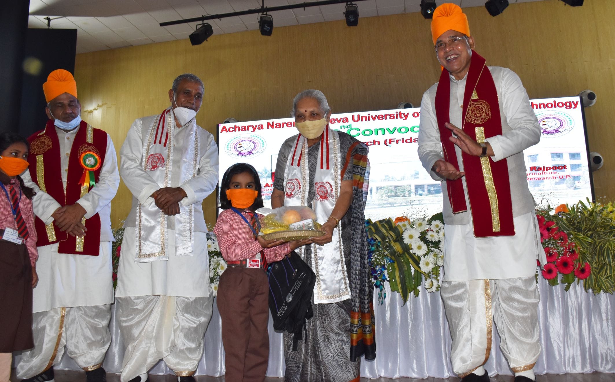 अयोध्या-आचार्य नरेंद्र देव कृषि विवि में प्राथमिक स्कूल के बच्चो कों बैग,फल आदि वितरित करतीं राज? अयोध्या-आचार्य नरेंद्र देव कृषि विवि में प्राथमिक स्कूल के बच्चो कों बैग,फल आदि वितरित करतीं राज?