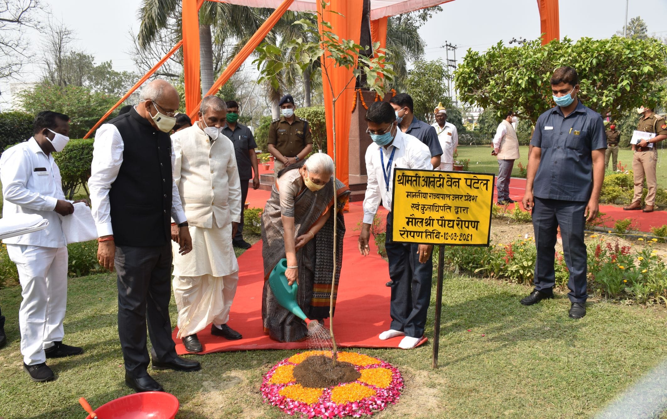 अयोध्या-आचार्य नरेंद्र देव क़ृषि विश्वविद्यालय में पौधरोपण करतीं राज्यपाल आनंदीबेन पटेल अयोध्या-आचार्य नरेंद्र देव क़ृषि विश्वविद्यालय में पौधरोपण करतीं राज्यपाल आनंदीबेन पटेल