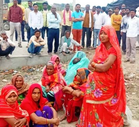 कासगंज के अमांपुर में संदिग्ध परिस्थितियों में मौत का शिकार हुई महिला रूपा के शोकाकुल परिजन व एक?