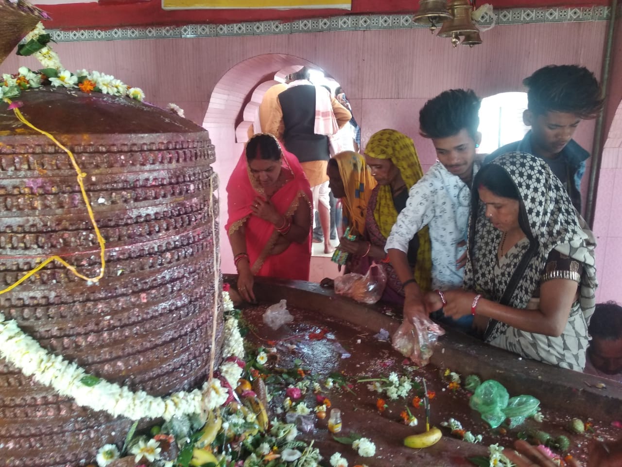 कैप्सन - शिवजी का अभिषेक करते भक्त