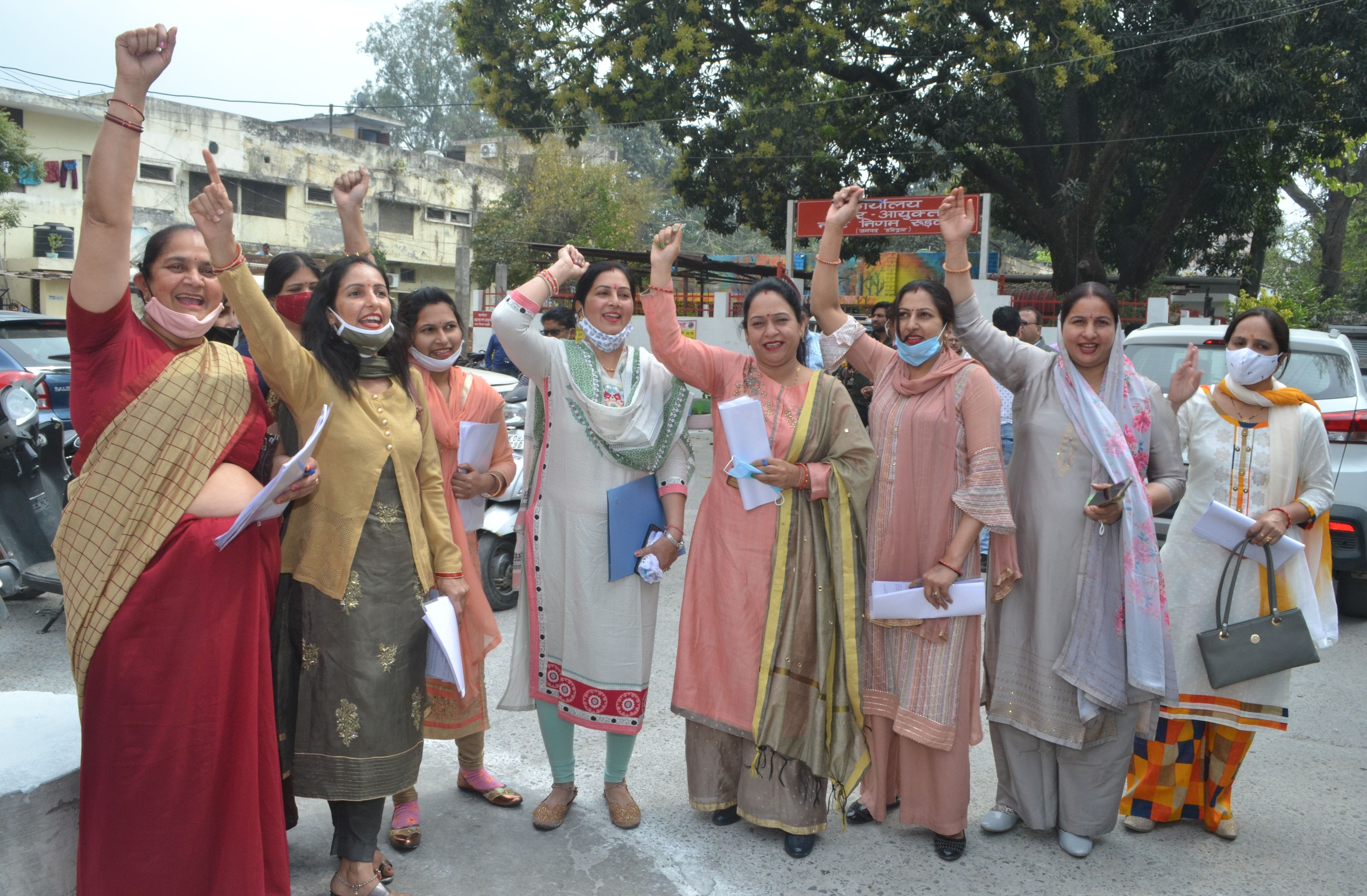 रुड़की नगर निगम में आयोजित बोर्ड की बैठक का बहिष्कार कर प्रदर्शन करती महिला पार्षद। रुड़की नगर निगम में आयोजित बोर्ड की बैठक का बहिष्कार कर प्रदर्शन करती महिला पार्षद।