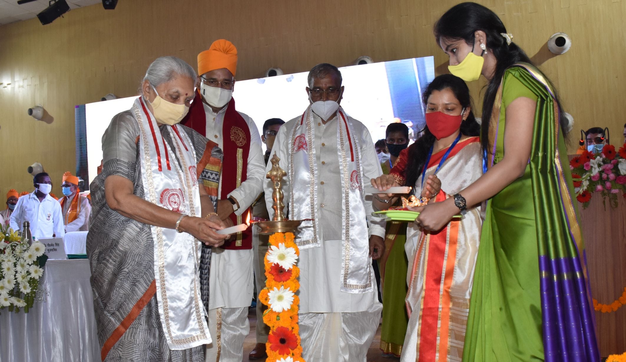 योध्या-आचार्य नरेंद्र देव क़ृषि विश्वविद्यालय में आयोजित दिक्षांत समारोह का दीप प्रज्वलित कर श? योध्या-आचार्य नरेंद्र देव क़ृषि विश्वविद्यालय में आयोजित दिक्षांत समारोह का दीप प्रज्वलित कर श?