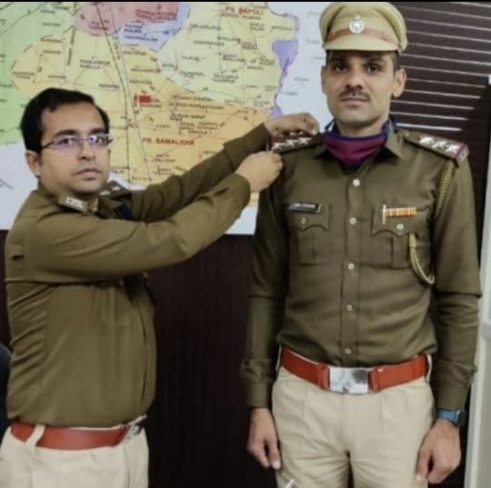 अनिल कुमार को स्टार लगाते एसपी। फाइल फोटो। अनिल कुमार को स्टार लगाते एसपी। फाइल फोटो।