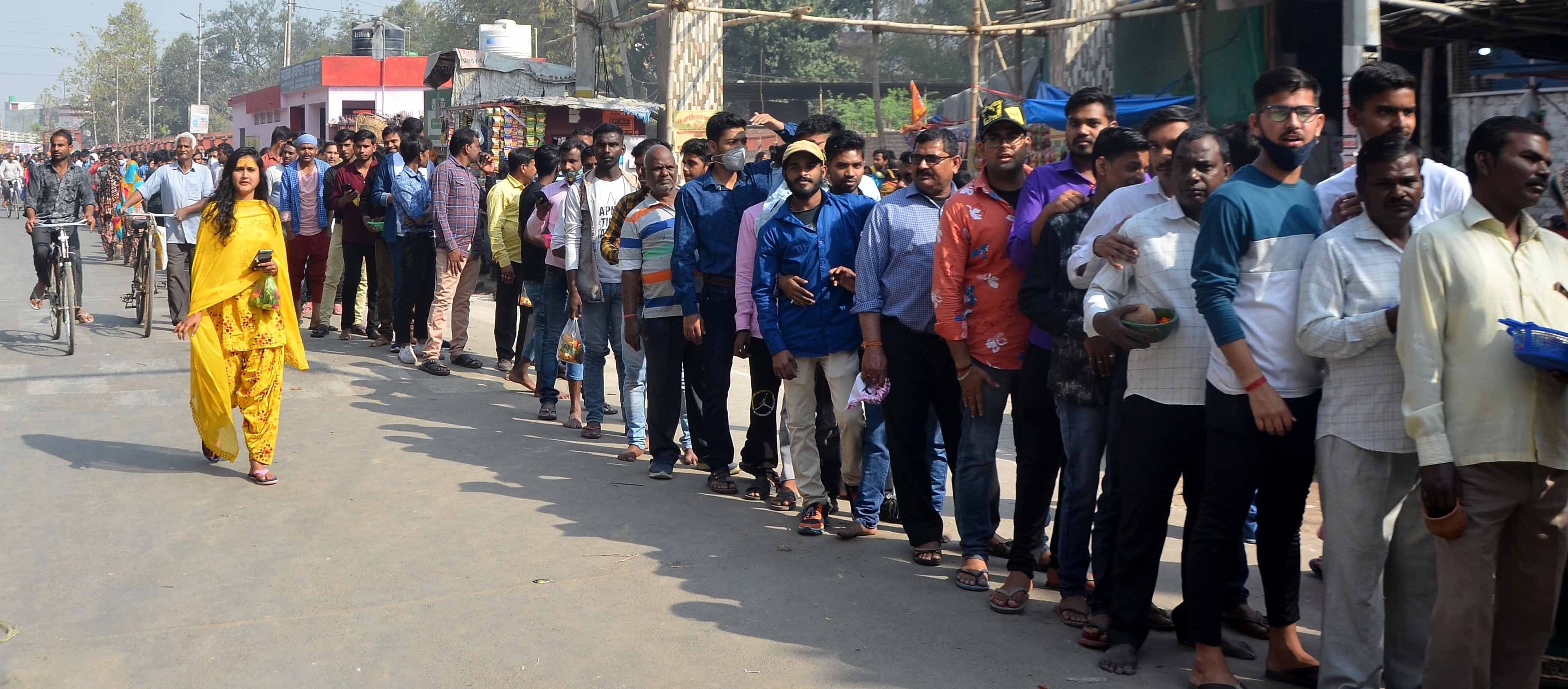 मोहन रोड स्थित बुद्धेश्वर महादेव मंदिर में शिवरात्रि के अवसर पर दर्शन करने के लिए लगी लाइन। मोहन रोड स्थित बुद्धेश्वर महादेव मंदिर में शिवरात्रि के अवसर पर दर्शन करने के लिए लगी लाइन।
