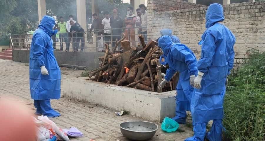 कोरोना संक्रमित की मौत के बाद शव का अंतिम संस्कार करते स्वास्थ्य कर्मचारी। संवाद। कोरोना संक्रमित की मौत के बाद शव का अंतिम संस्कार करते स्वास्थ्य कर्मचारी। संवाद।