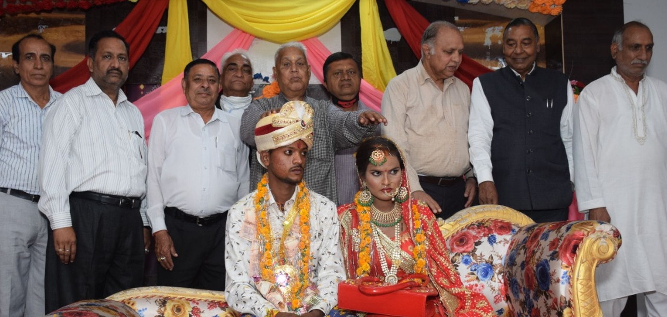 सितारगंज में निर्धन परिवार की युवती का विवाह कराने के बाद आशीर्वाद देते समाजसेवी। सितारगंज में निर्धन परिवार की युवती का विवाह कराने के बाद आशीर्वाद देते समाजसेवी।