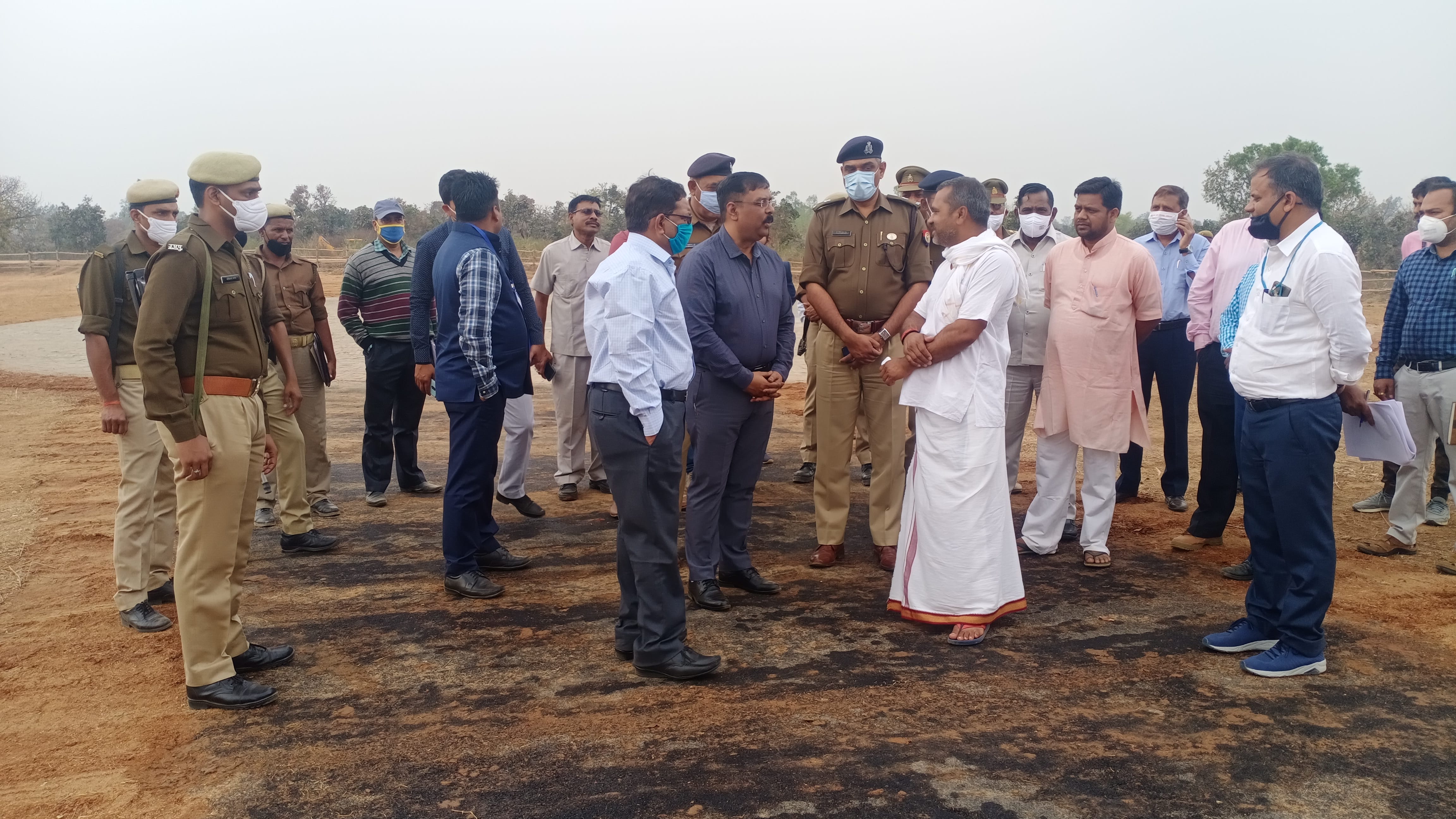 बभनी में राष्ट्रपति के कार्यक्रम की जानकारी लेते क्षेत्रीय पुलिस अधीक्षक अजीत सिन्हा बभनी में राष्ट्रपति के कार्यक्रम की जानकारी लेते क्षेत्रीय पुलिस अधीक्षक अजीत सिन्हा