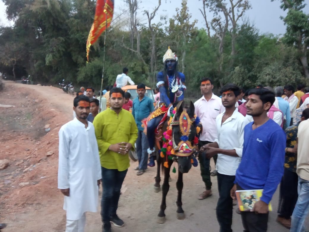 कैप्सन- बिजरौठा में निकलती भोले की बारात