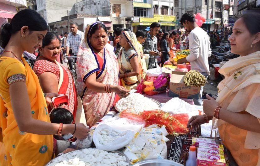 रुद्रपुर के मुख्य बाजार में प्रसाद खरीदतीं महिलाएं। रुद्रपुर के मुख्य बाजार में प्रसाद खरीदतीं महिलाएं।