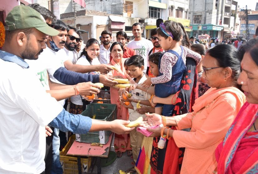 रुद्रपुर में पांच मंदिर के बाहर श्रद्धालुओं को प्रसाद बांटते साथी संस्था के लोग। रुद्रपुर में पांच मंदिर के बाहर श्रद्धालुओं को प्रसाद बांटते साथी संस्था के लोग।