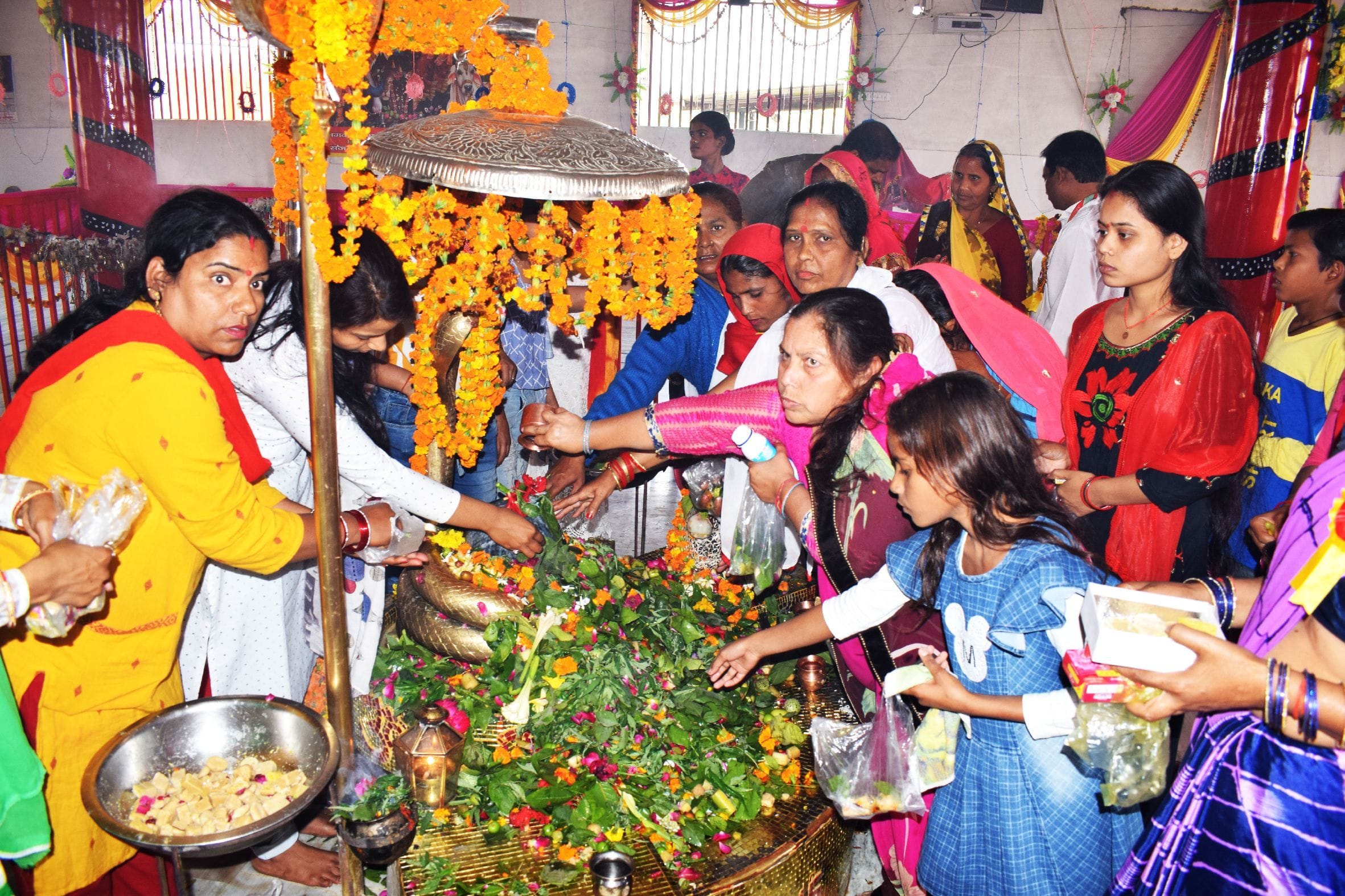 शाहजहांपुर में महाशिवरात्रि पर बाबा शिव त्रिलोकी नाथ मंदिर में शिवलिंग पर बेलपत्री चढ़ाते श्रद? शाहजहांपुर में महाशिवरात्रि पर बाबा शिव त्रिलोकी नाथ मंदिर में शिवलिंग पर बेलपत्री चढ़ाते श्रद?