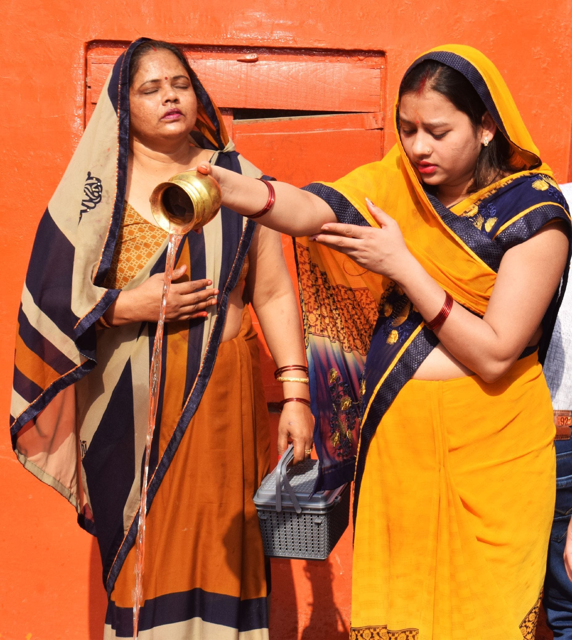 शाहजहांपुर में महाशिवरात्रि पर बाबा विश्वनाथ मंदिर में जलाभिषेक करती महिला श्रद्धालु। संवाद शाहजहांपुर में महाशिवरात्रि पर बाबा विश्वनाथ मंदिर में जलाभिषेक करती महिला श्रद्धालु। संवाद