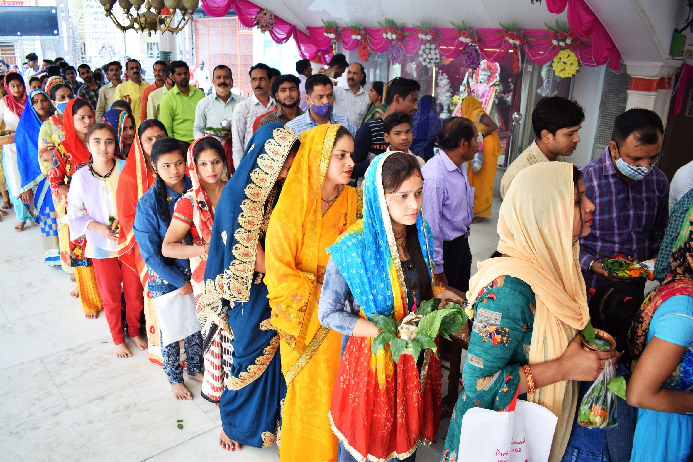 शाहजहांपुर में महाशिवरात्रि पर बाबा विश्वनाथ मंदिर में जलाभिषेक करने को लगी श्रद्धालुओं की कता? शाहजहांपुर में महाशिवरात्रि पर बाबा विश्वनाथ मंदिर में जलाभिषेक करने को लगी श्रद्धालुओं की कता?