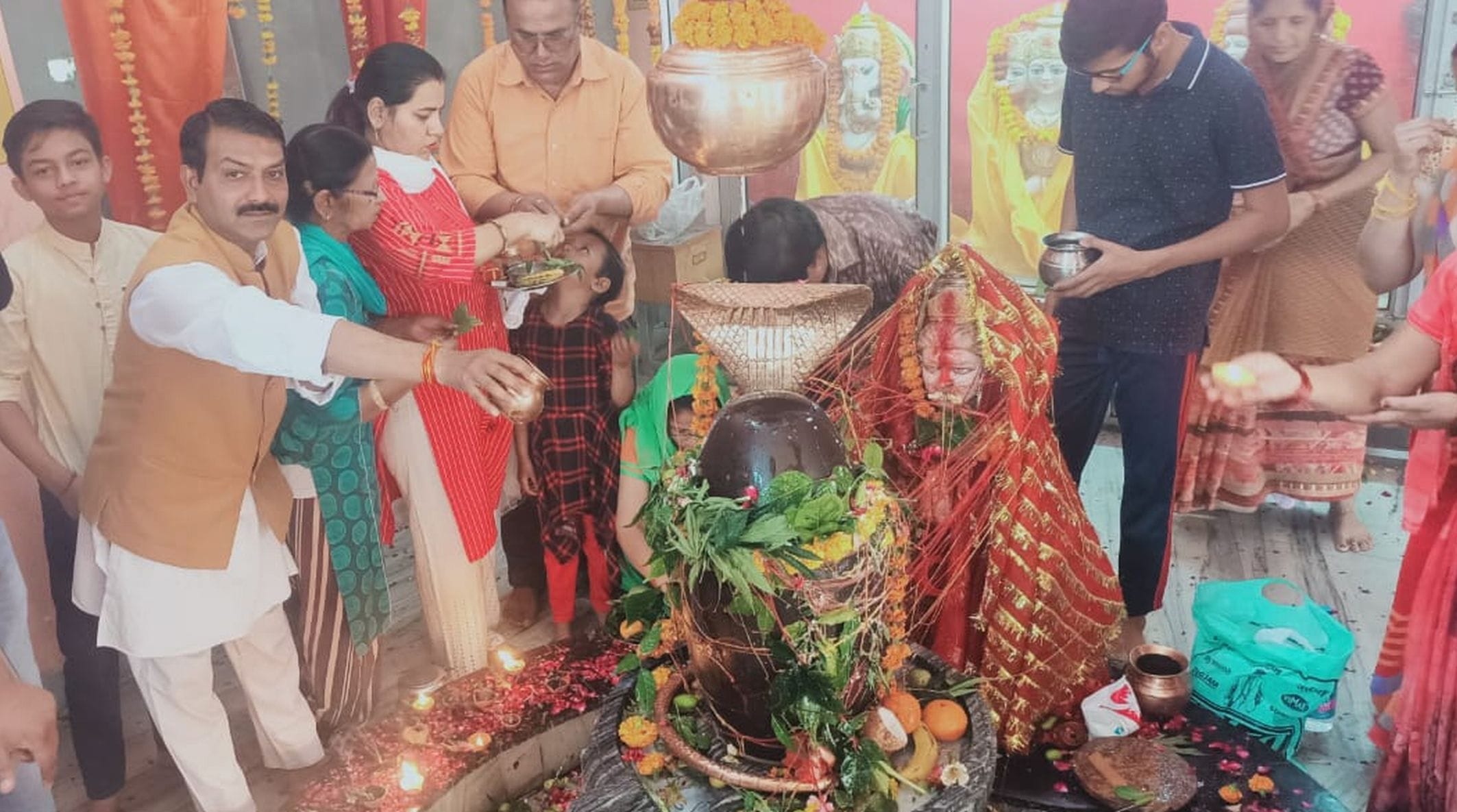 सितारगंज में मौनी बाबा शिव मंदिर में जल चढ़ाते शिव भक्त। सितारगंज में मौनी बाबा शिव मंदिर में जल चढ़ाते शिव भक्त।