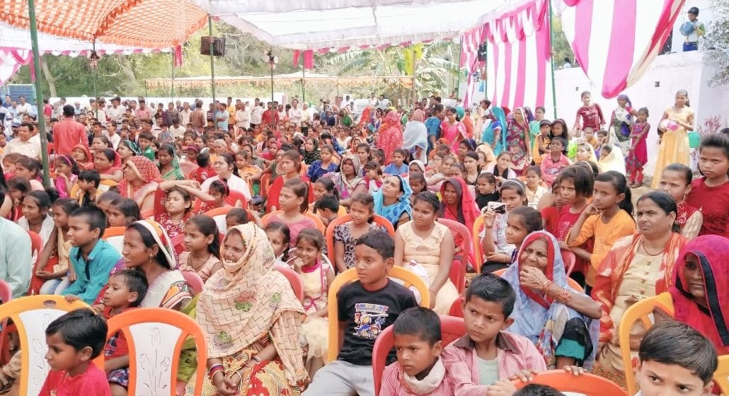 सगवर गांव के बाबा झारखंडेश्वर मंदिर परिसर में कवि सम्मेलन सुनते श्रोता। सगवर गांव के बाबा झारखंडेश्वर मंदिर परिसर में कवि सम्मेलन सुनते श्रोता।