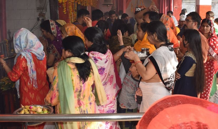 रुद्रपुर के एक मंदिर में सामाजिक दूरी का उल्लंघन करते श्रद्धालु। रुद्रपुर के एक मंदिर में सामाजिक दूरी का उल्लंघन करते श्रद्धालु।