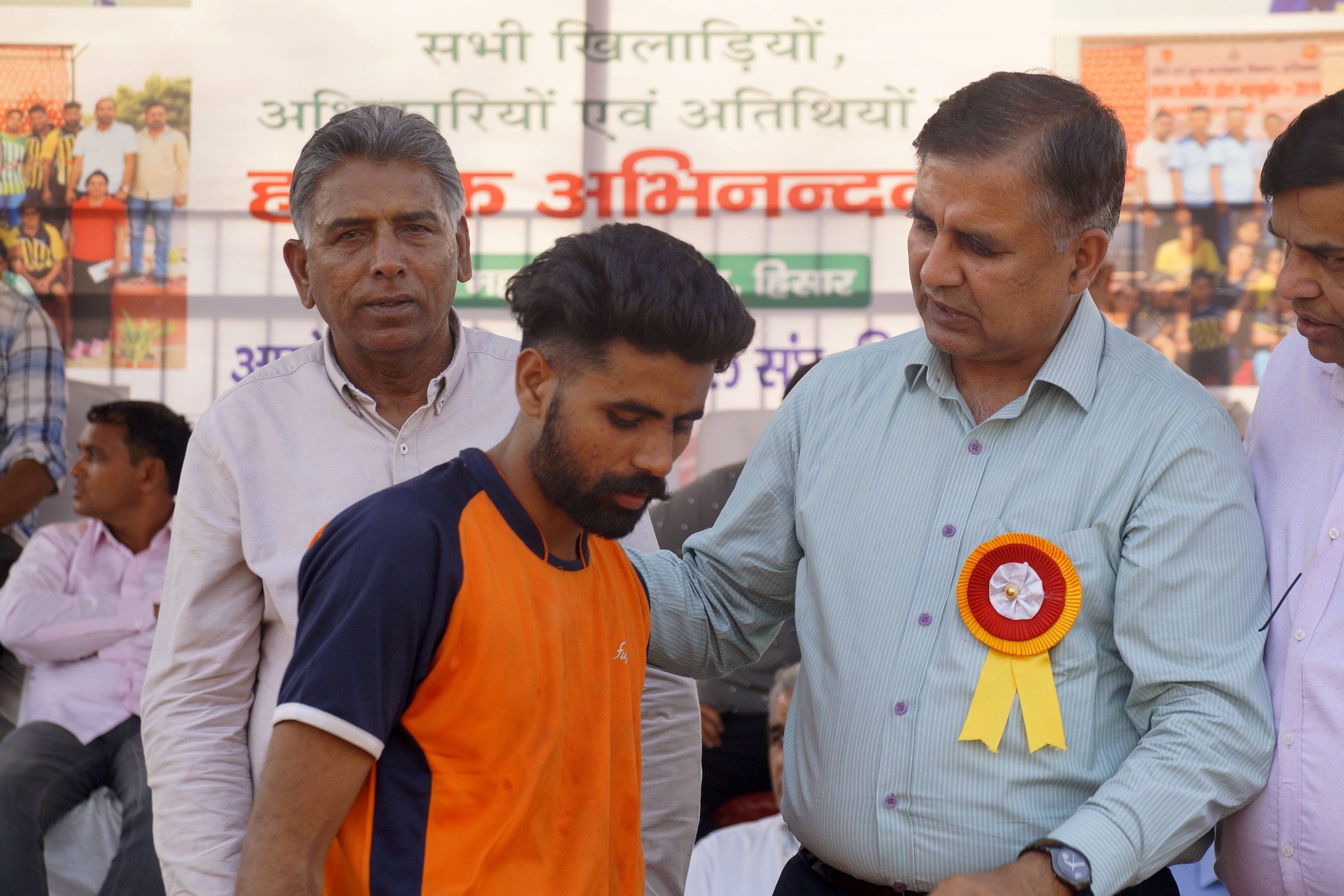 पुरस्कार वितरण के दौरान जींद के खिलाड़ी को समझाते मुख्य अतिथि उपायुक्त प्रदीप डागर। पुरस्कार वितरण के दौरान जींद के खिलाड़ी को समझाते मुख्य अतिथि उपायुक्त प्रदीप डागर।
