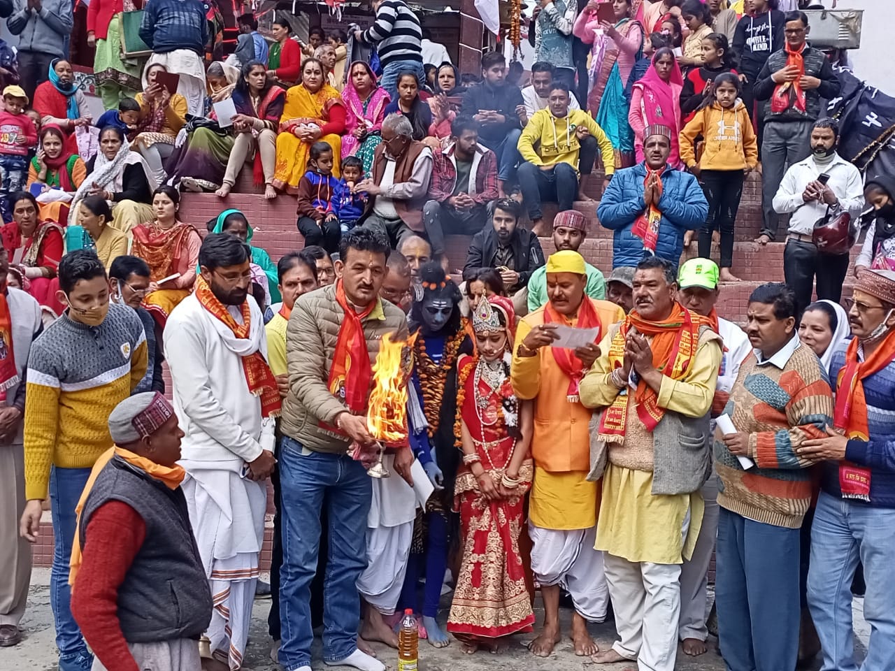 लोहाघाट में शिवरात्री के मौके पर गंगा आरती करते लोग। लोहाघाट में शिवरात्री के मौके पर गंगा आरती करते लोग।