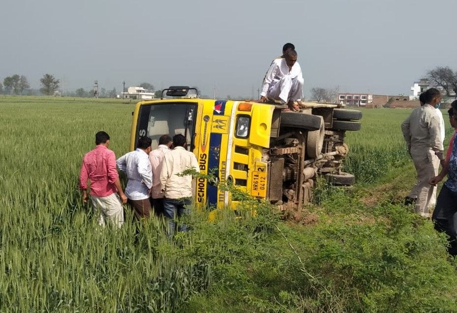 भिवानी-हांसी रोड स्थित गांव प्रेम नगर के पास खेत में पलटी स्कूल की बस। संवाद भिवानी-हांसी रोड स्थित गांव प्रेम नगर के पास खेत में पलटी स्कूल की बस। संवाद