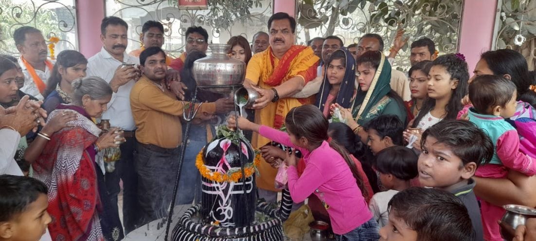 रुद्रपुर में शिवलिंग पर जलाभिषेक करते विधायक ठुकराल व श्रद्धालु। रुद्रपुर में शिवलिंग पर जलाभिषेक करते विधायक ठुकराल व श्रद्धालु।